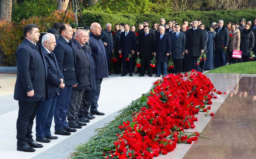 Azərbaycan Həmkarlar İttifaqları Konfederasiyasının kollektivi Fəxri xiyabanı ziyarət edib