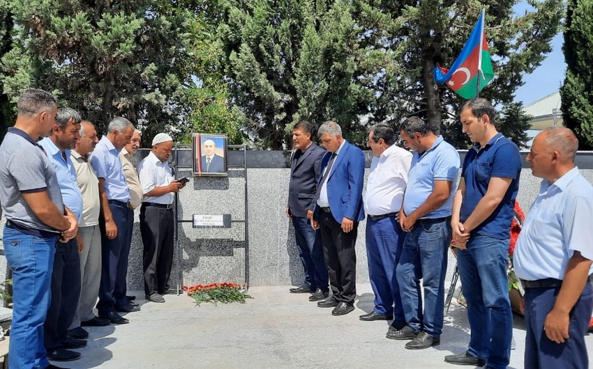 Şəhid dövlət qulluqçusunun məzarı ziyarət olunub