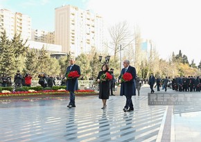 Официальные лица посетили памятник жертвам Ходжалинского геноцида