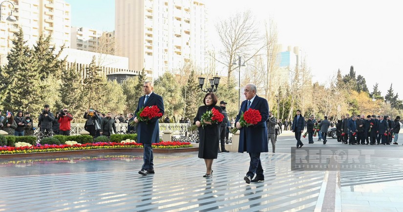 Официальные лица посетили памятник жертвам Ходжалинского геноцида