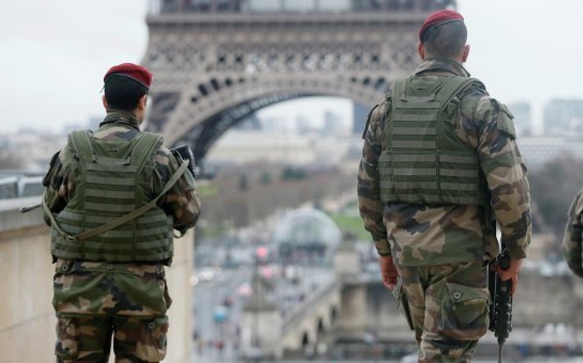 ​В Париж для помощи полиции будут дополнительно переброшены 500 военных
