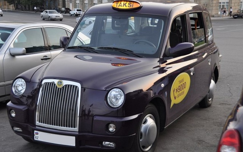 В Баку лондонское такси сбило пешехода