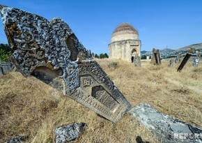 На кладбище Едди Гюмбез разрушаются гробницы - ФОТОРЕПОРТАЖ