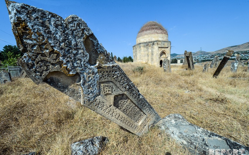 На кладбище Едди Гюмбез разрушаются гробницы - ФОТОРЕПОРТАЖ