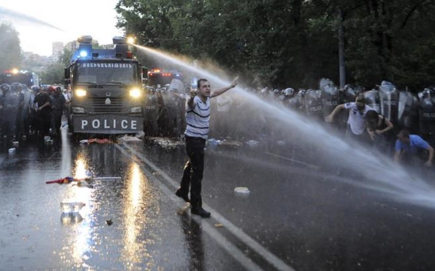 ​Полиция Еревана призывает граждан разойтись и не перекрывать улицы