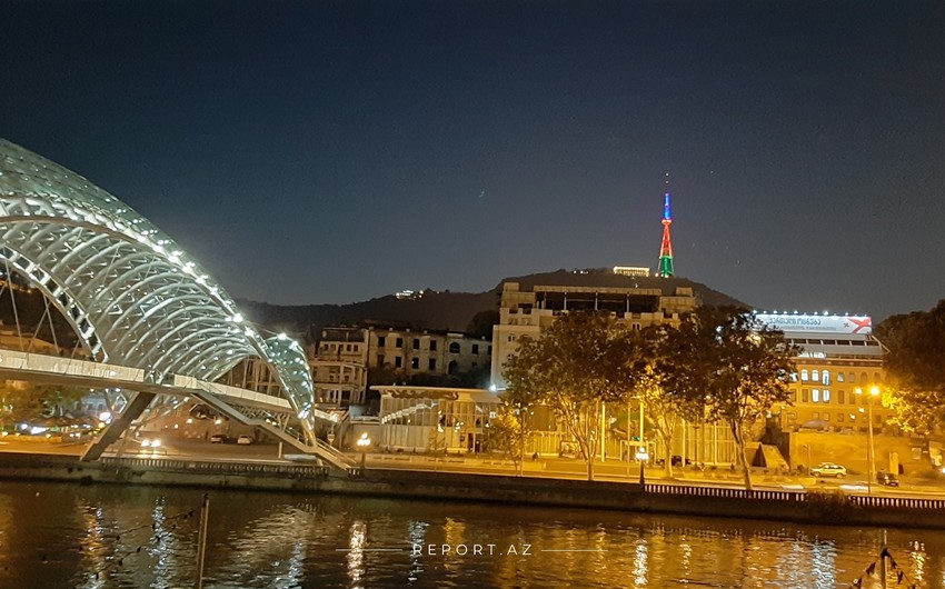 Тбилисская телебашня окрасилась в цвета азербайджанского флага
