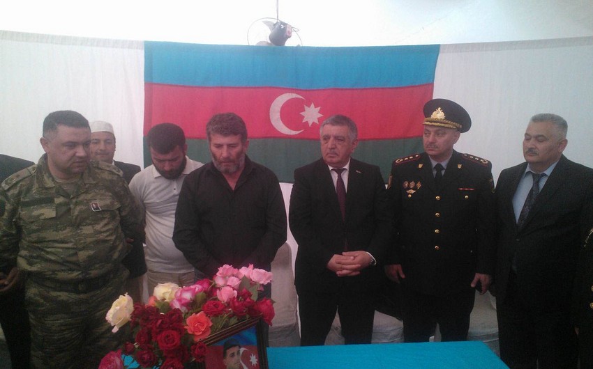 Medal of serviceman martyred in April battles give to his father - PHOTO