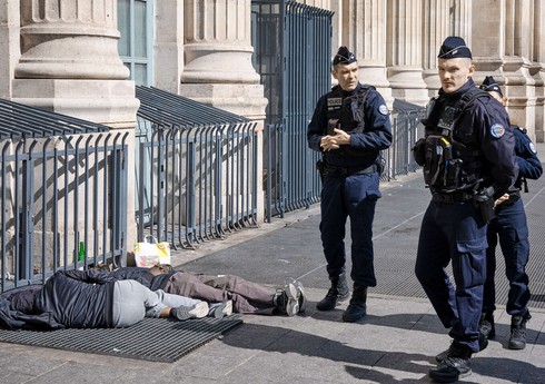 СМИ: Власти Франции насильно выселяют бездомных и мигрантов из Парижа перед играми