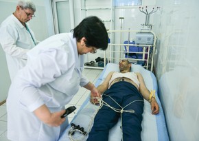 Ürəyindən şikayətlənən işçi müayinə olunur Ürəyindən şikayətlənən işçi müayinə olunur