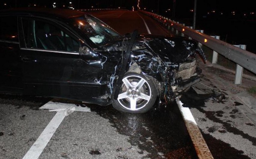 В Баку водитель совершил аварию, пассажиру апмутировали руку