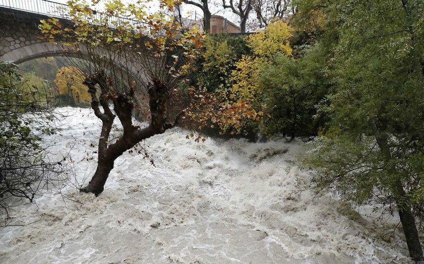 В двух департаментах Франции объявлен красный уровень опасности из-за наводнений