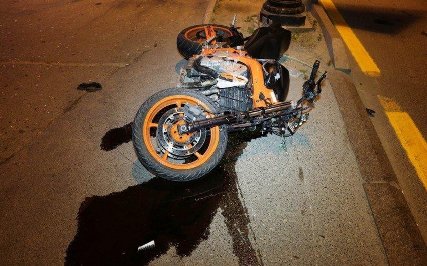 В Баку автомобиль столкнулся с мотоциклом, есть пострадавший