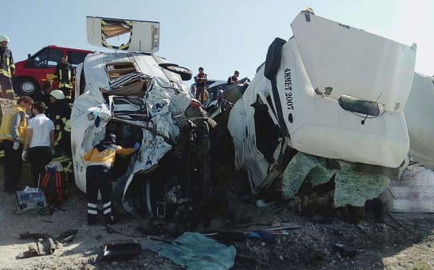 Türkiyədə iki yol qəzasında 13 nəfər ölüb, 11 nəfər yaralanıb - VİDEO