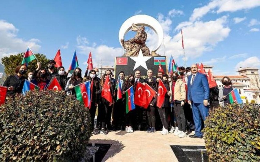 Azerbaijani Ambassador to Turkey visits Khojaly monument 