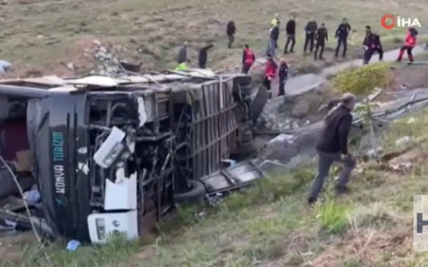 Student bus crashes in Turkiye, killing 3 and injuring over 40