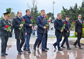 Послы стран СНГ возложили цветы к Мемориалу воинской славы в Баку
