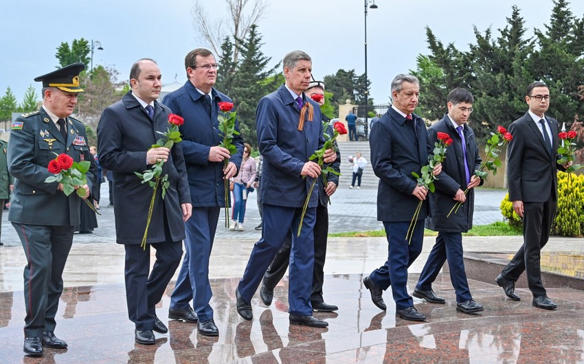 Послы стран СНГ возложили цветы к Мемориалу воинской славы в Баку