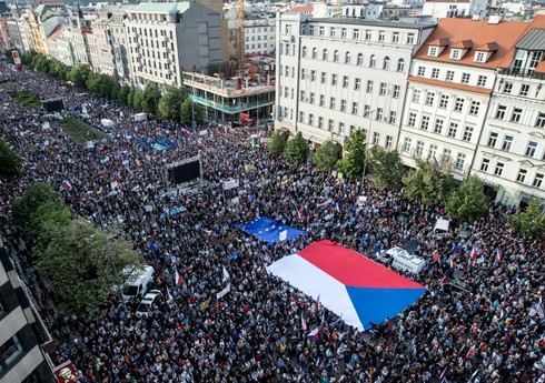В Праге десятки тысяч вышли на протесты с требованием отставки кабмина