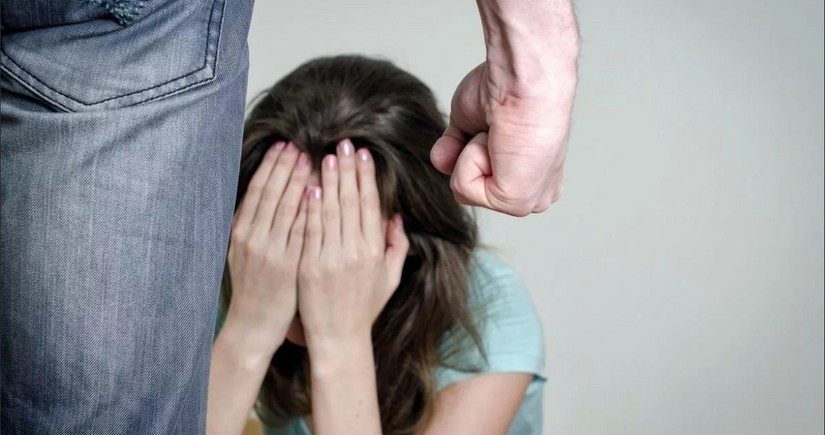 Biləsuvarda qadın döyülüb və bıçaq xəsarəti alıb
