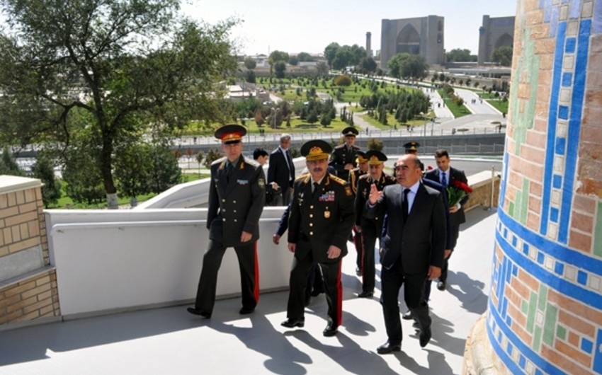 Министр обороны Азербайджана посетил могилу Ислама Каримова