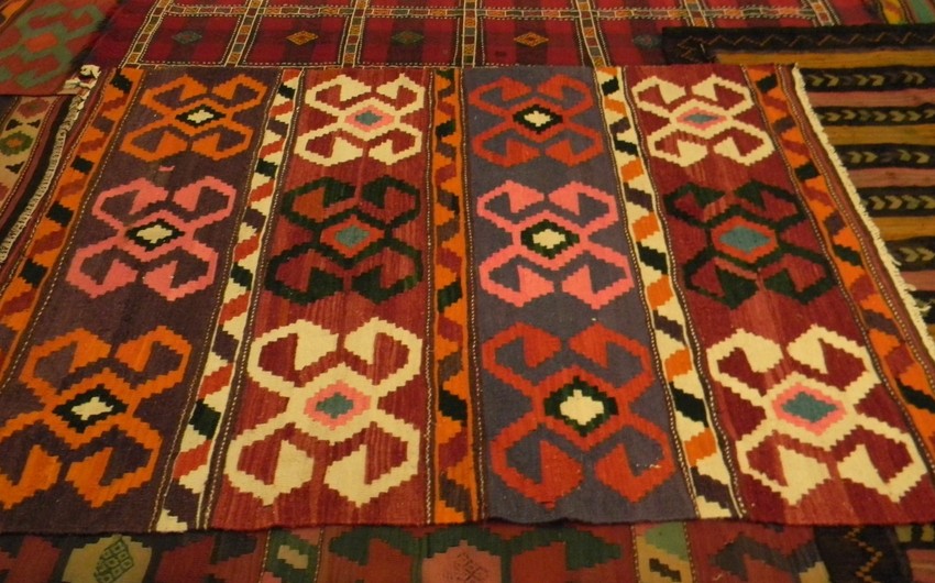 В Тбилиси проходит выставка-продажа азербайджанских ковров из частных коллекций - ФОТОРЕПОРТАЖ