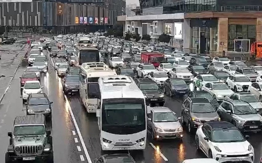 Bakıda tıxac olan yollar açıqlanıb - SİYAHI