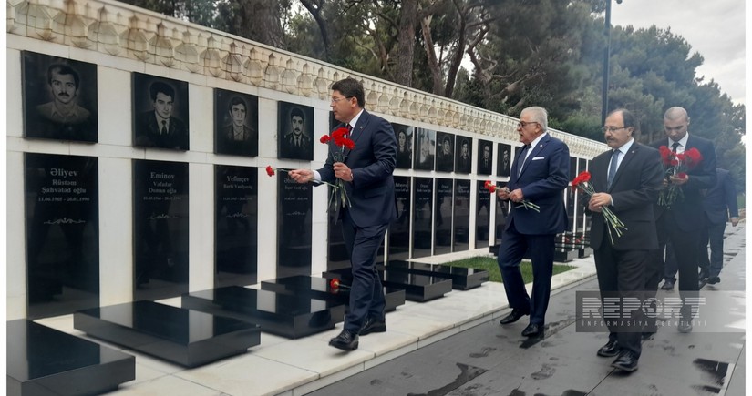 Turkish minister of justice visits Alley of Honor, Alley of Martyrs in Baku