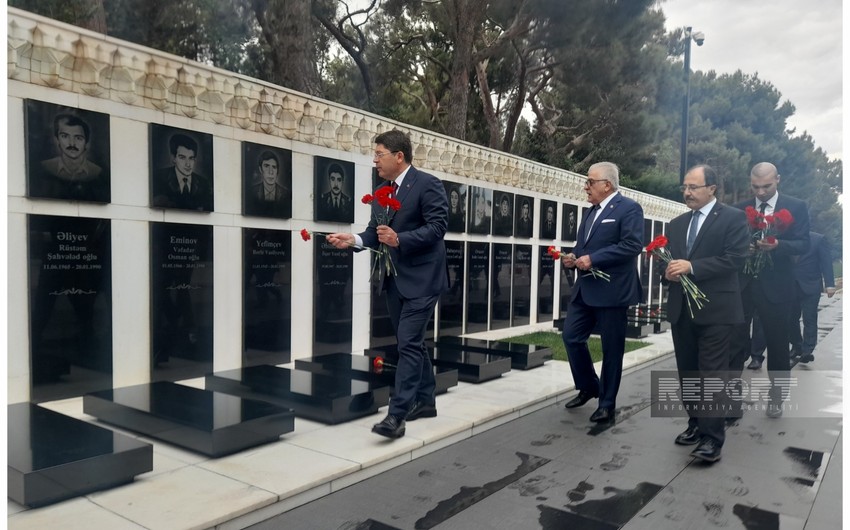 Turkish minister of justice visits Alley of Honor, Alley of Martyrs in Baku