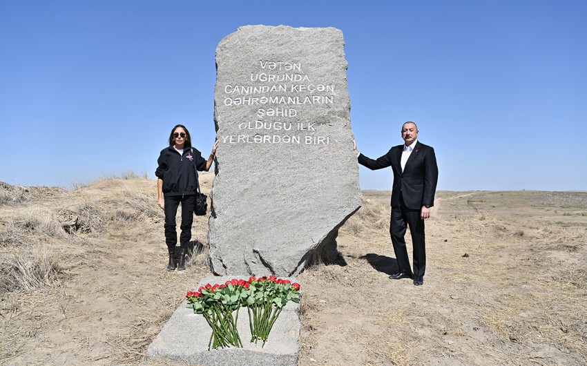 Ilham Aliyev and Mehriban Aliyeva visit memorial plaque dedicated to Remembrance Day in Qarakhanbayli