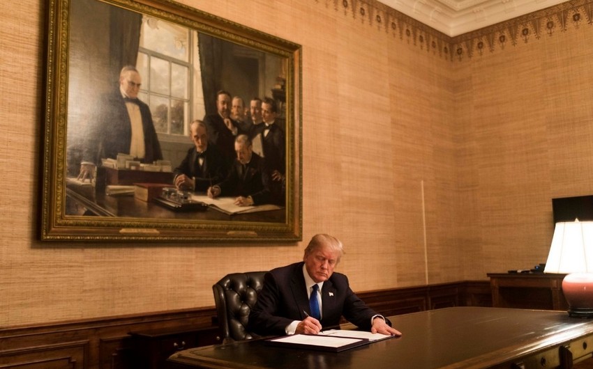 Donald Tramp İrana qarşı sanksiyaların bərpasına dair fərman imzalayıb