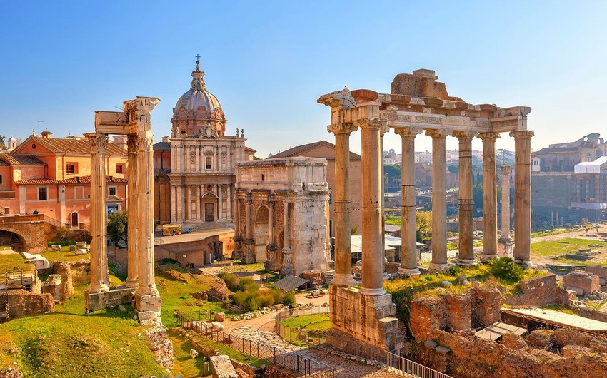 İtaliyada tarixi Roma forumunun divarı turistlərin gözü önündə uçub