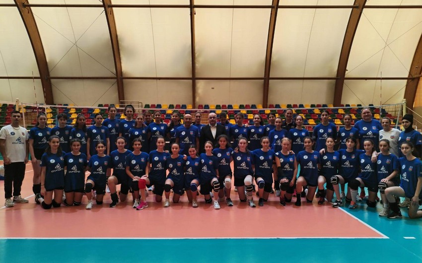 Federasiya prezidenti fərqlənən voleybolçularla görüşüb