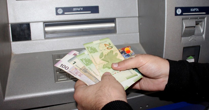 Azərbaycanda bankomatlardan pulu nağdlaşdırma faizlərinin standart edilməsi təklif olunur 