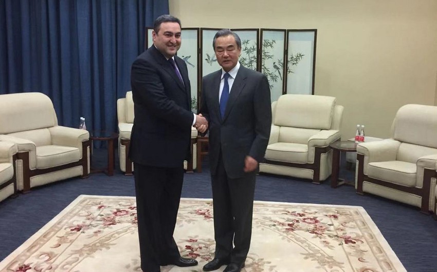 Главе МИД Китая вручена юбилейная медаль 100-летие органов дипслужбы Азербайджана