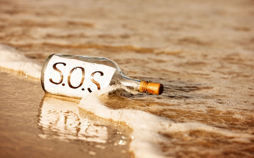 Застрявших на необитаемом острове моряков спасли гигантские буквы SOS