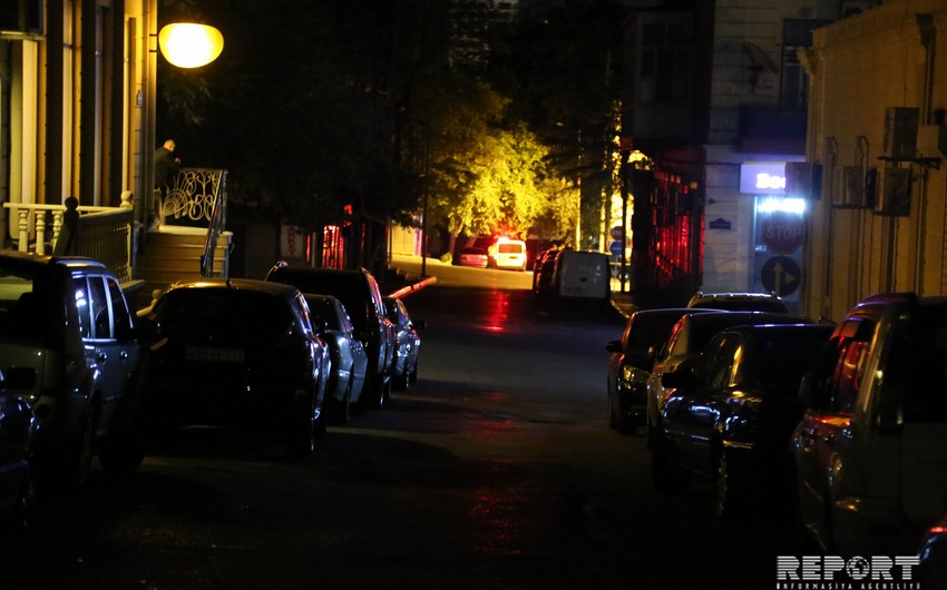 В Баку молодой женщине и ее подруге нанесли 12 ножевых ранений перед домом