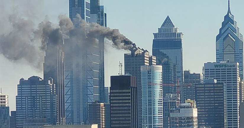 В Филадельфии загорелся многоэтажный дом