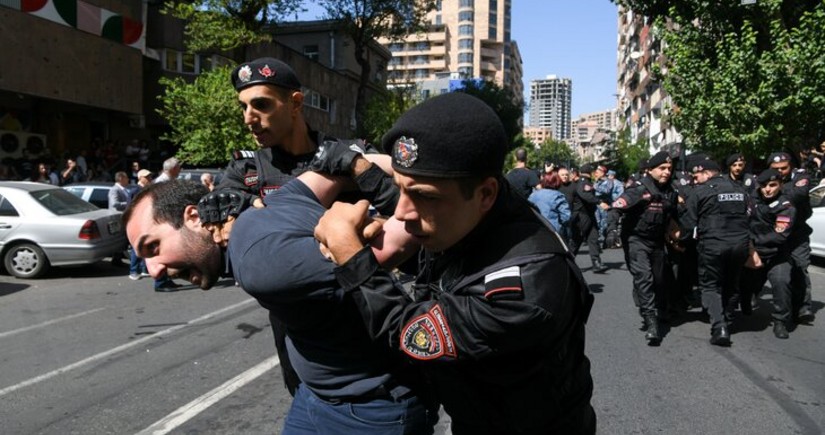 Police detain 9 in downtown Yerevan