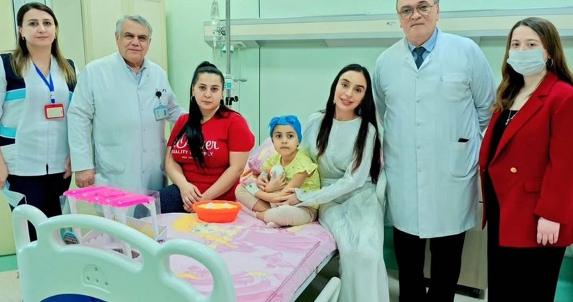 Leyla Əliyeva Milli Onkologiya Mərkəzində müalicə alan uşaqları ziyarət edib
