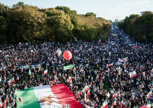 В Берлине десятки тысяч человек провели акцию в поддержку протестов в Иране