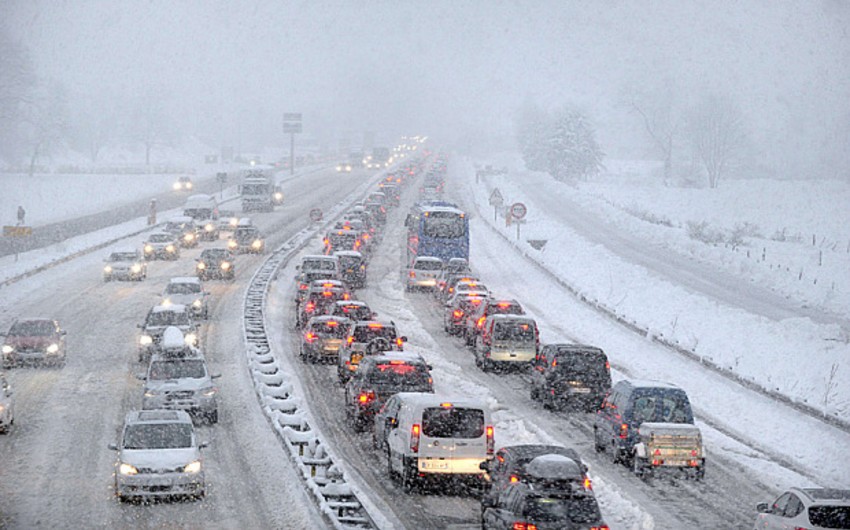 ​Во Франции 15 тыс. автомобилей блокированы из-за сильного снегопада