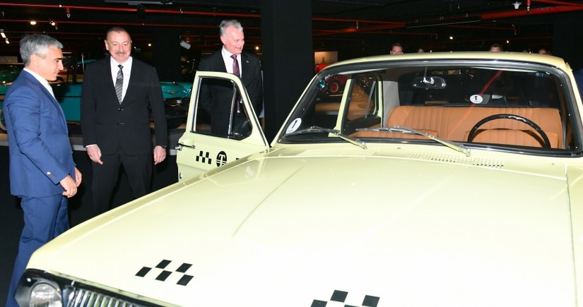 Главы государств ознакомились с выставкой классических автомобилей в Центре Гейдара Алиева