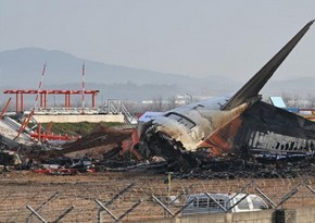 Cənubi Koreya polisi “Jeju Air” təyyarəsinin qəzasından sonra silsilə axtarışlar aparıb