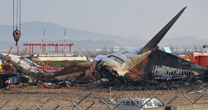 Cənubi Koreya polisi “Jeju Air” təyyarəsinin qəzasından sonra silsilə axtarışlar aparıb