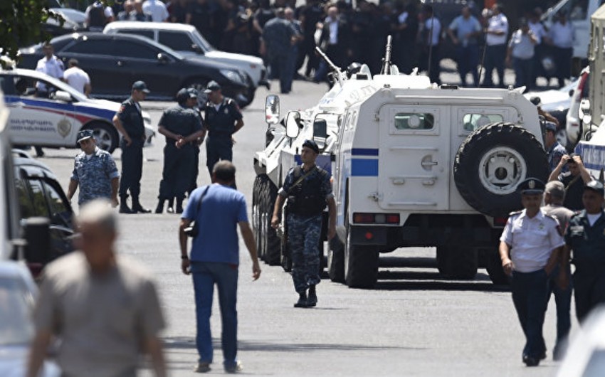 Захватившие здание полиции в Ереване планируют ответить на требования СНБ до вечера