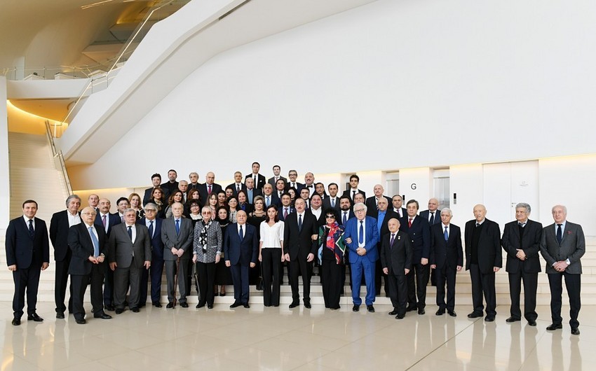 Президент Ильхам Алиев и первая леди Мехрибан Алиева встретились с группой деятелей культуры и искусства