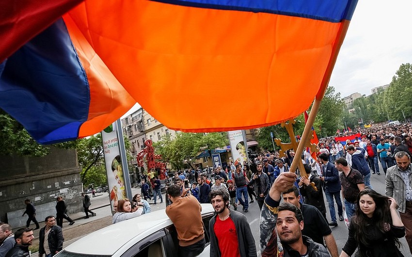 Ermənistan Baş Prokurorluğuna girişi bağlayan etirazçılar baş prokurorun istefasını tələb edirlər