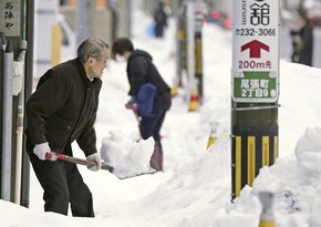 Из-за сильных снегопадов в Японии 17 человек погибли, более 90 пострадали