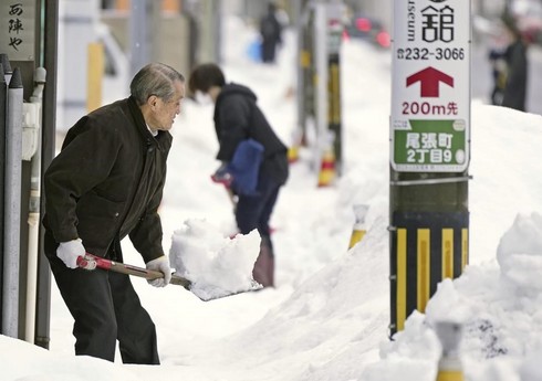 Из-за сильных снегопадов в Японии 17 человек погибли, более 90 пострадали
