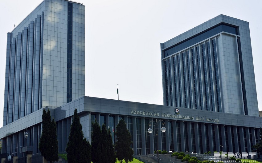 В парламенте Азербайджана приостановлен прием граждан